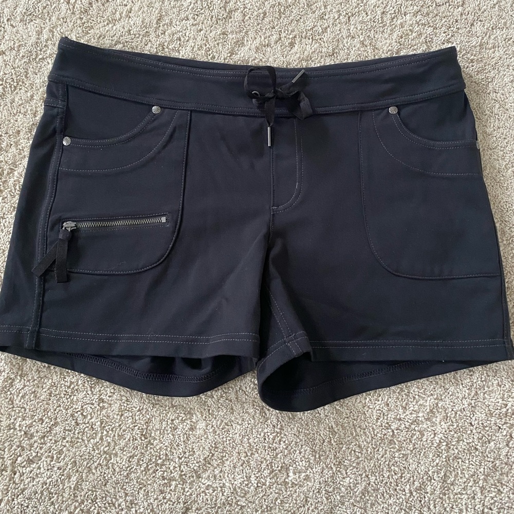 Athleta Metro Slouch Shorts Size L Black.